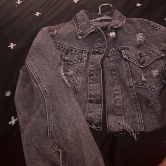 Women’s Black Cropped Jean Jacket Size  L - Picture 2 of 3